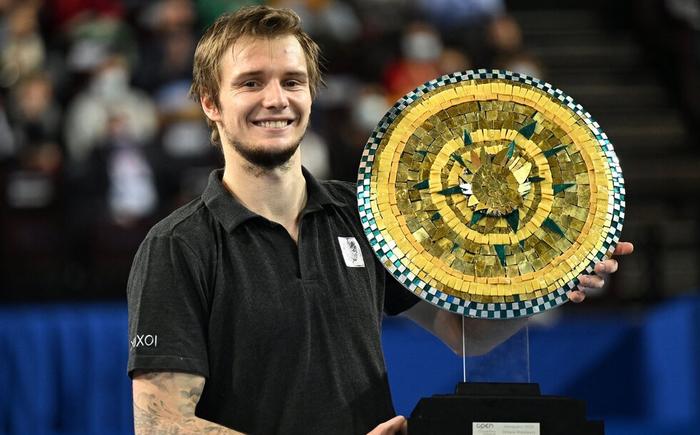 利显得格外 利显得格外